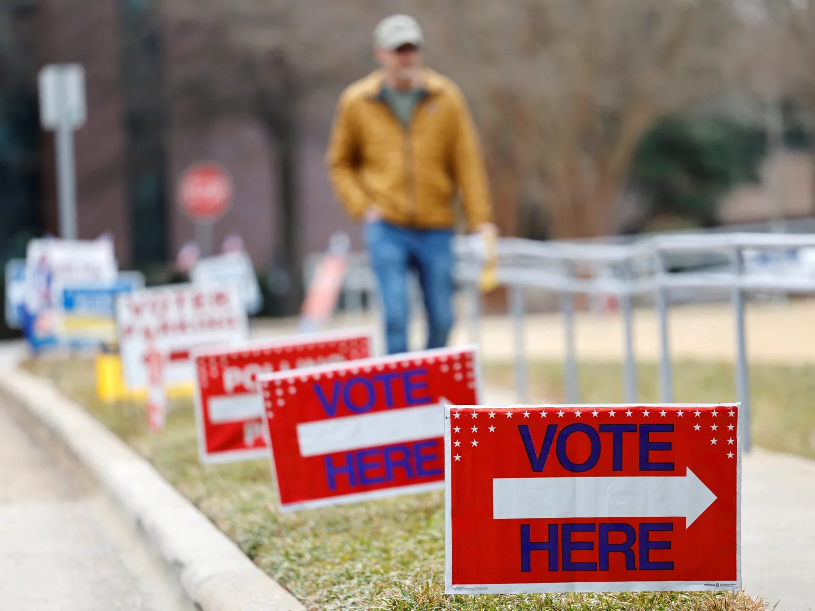 US Midterm Primaries Begin Amid Economic Concerns Among Hispanic Voters