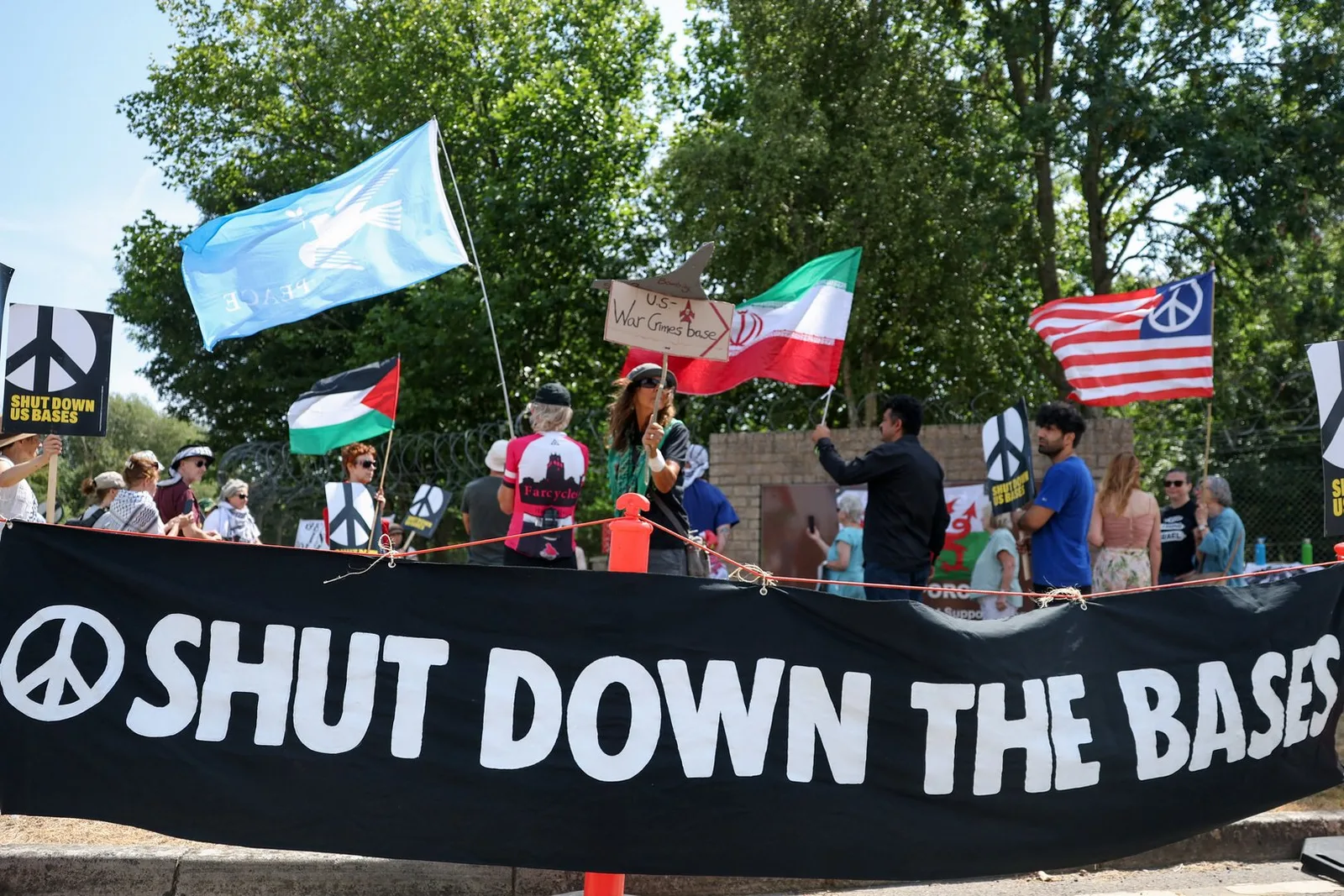 US Pauses Strikes on Iran as Protests and Peace Talks Continue