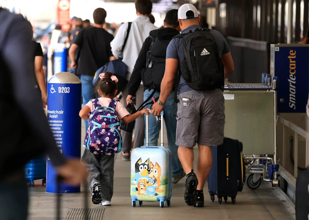 US Services Sector Grows in July Amid Cost Pressures and Hiring Constraints