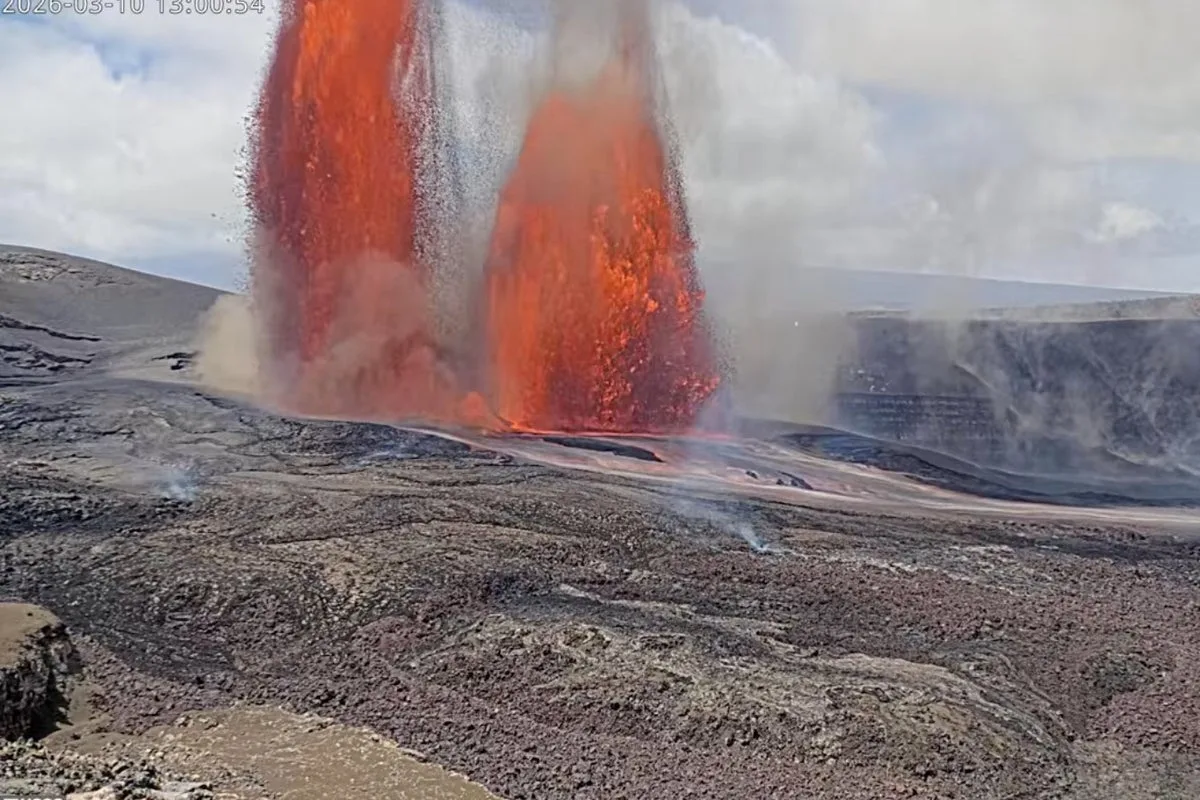 US Tourist Destination Closed Following Volcano Eruption and Lava Fountain