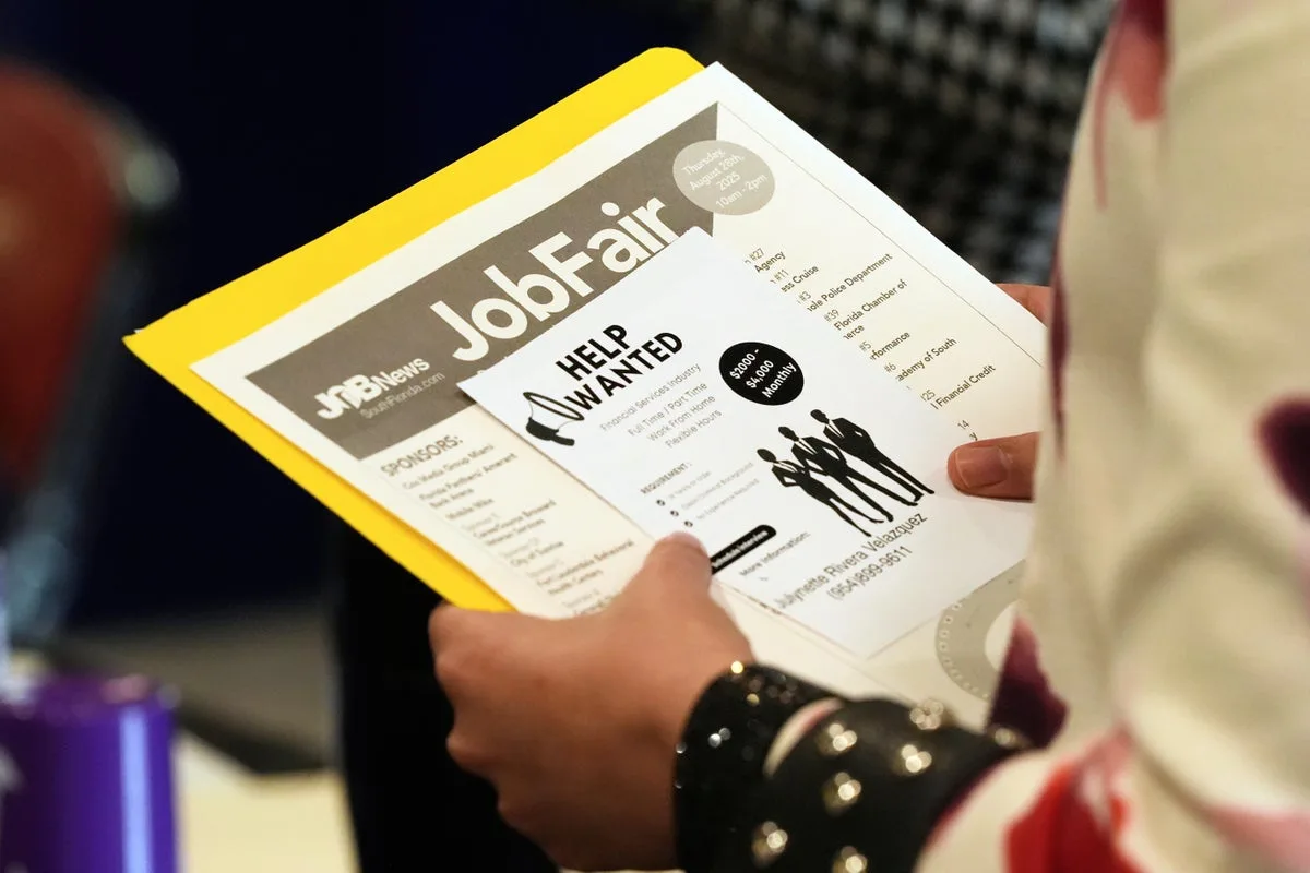 US Weekly Jobless Claims Fall to 203,000 as Layoffs Remain Low