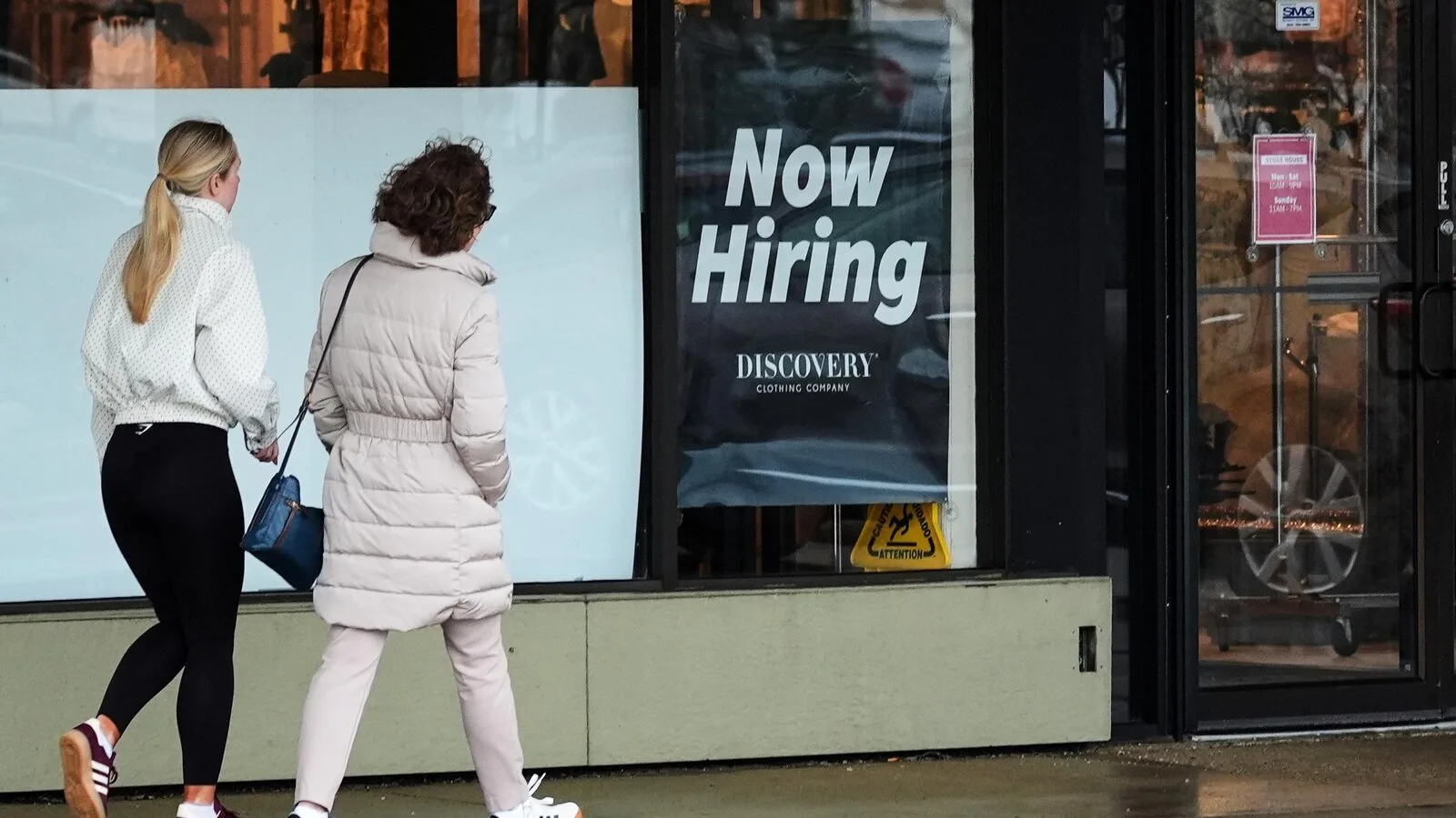 US Weekly Jobless Claims Rise to 214,000, Remain at Low Levels