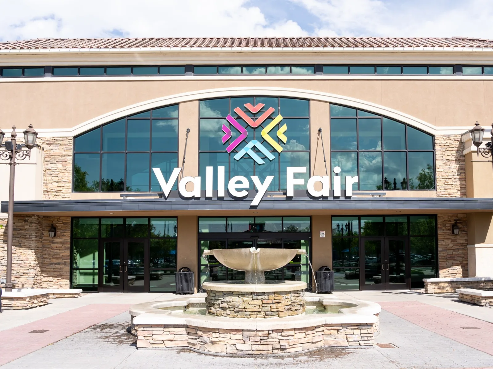 Utah Man Arrested After Stabbing Incident Involving Muslim Kiosk Worker at Mall